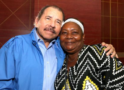 Comandante Daniel Ortega entrega títulos comunitarios a pueblos de la Costa Caribe