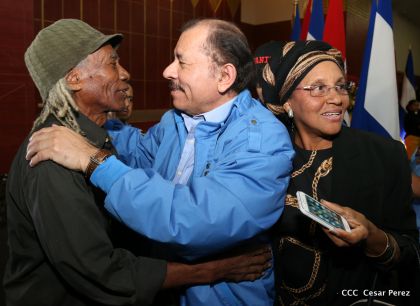 Comandante Daniel Ortega entrega títulos comunitarios a pueblos de la Costa Caribe