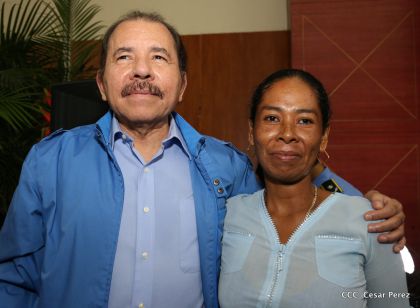 Comandante Daniel Ortega entrega títulos comunitarios a pueblos de la Costa Caribe