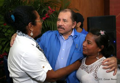 Comandante Daniel Ortega entrega títulos comunitarios a pueblos de la Costa Caribe