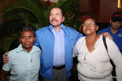 Comandante Daniel Ortega entrega títulos comunitarios a pueblos de la Costa Caribe