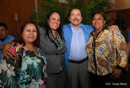 Comandante Daniel Ortega entrega títulos comunitarios a pueblos de la Costa Caribe