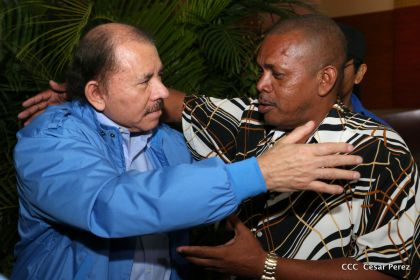Comandante Daniel Ortega entrega títulos comunitarios a pueblos de la Costa Caribe