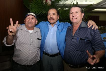 Comandante Daniel Ortega entrega títulos comunitarios a pueblos de la Costa Caribe