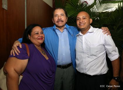 Comandante Daniel Ortega entrega títulos comunitarios a pueblos de la Costa Caribe