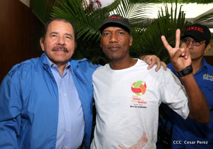 Comandante Daniel Ortega entrega títulos comunitarios a pueblos de la Costa Caribe