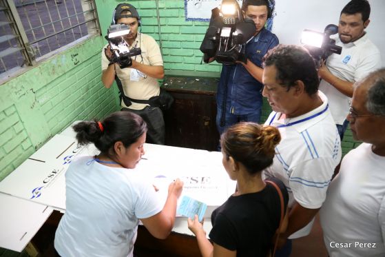 Trasladan material electoral a los centros de votación de todo el país