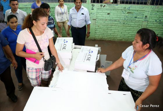 Trasladan material electoral a los centros de votación de todo el país