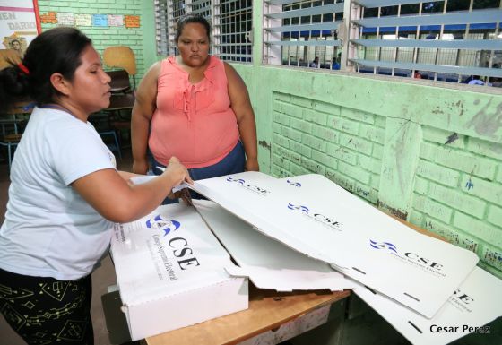 Trasladan material electoral a los centros de votación de todo el país