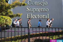 Invitados electorales visitan Centro de Cómputos del CSE