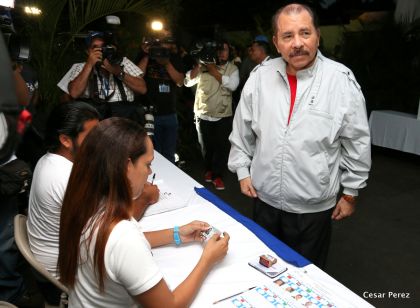 Daniel y Rosario ejercen su derecho al voto