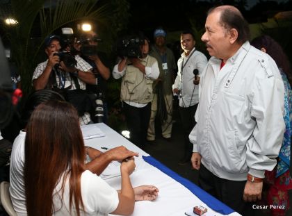 Daniel y Rosario ejercen su derecho al voto