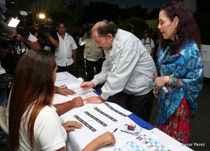 Daniel y Rosario ejercen su derecho al voto