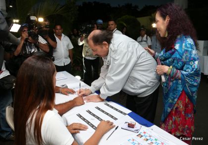 Daniel y Rosario ejercen su derecho al voto