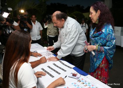 Daniel y Rosario ejercen su derecho al voto