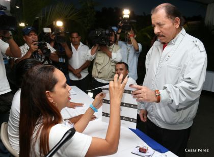 Daniel y Rosario ejercen su derecho al voto