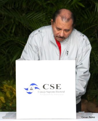 Daniel y Rosario ejercen su derecho al voto