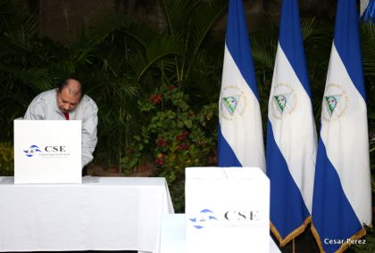 Daniel y Rosario ejercen su derecho al voto