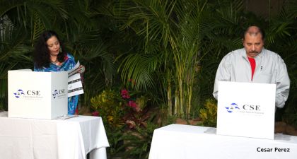 Daniel y Rosario ejercen su derecho al voto