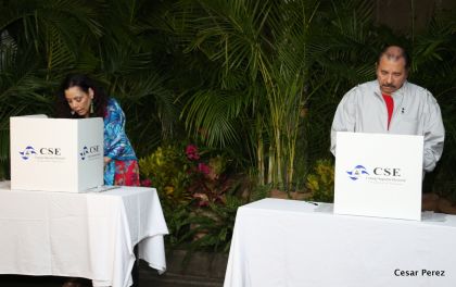 Daniel y Rosario ejercen su derecho al voto