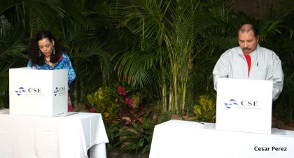 Daniel y Rosario ejercen su derecho al voto