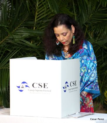 Daniel y Rosario ejercen su derecho al voto