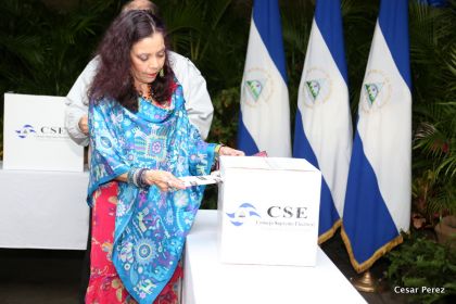 Daniel y Rosario ejercen su derecho al voto