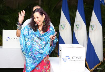 Daniel y Rosario ejercen su derecho al voto