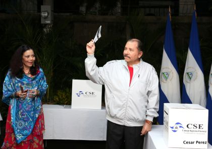 Daniel y Rosario ejercen su derecho al voto