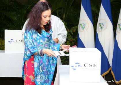 Daniel y Rosario ejercen su derecho al voto