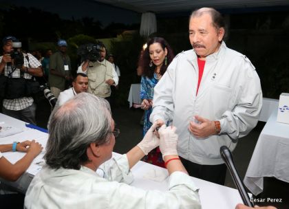 Daniel y Rosario ejercen su derecho al voto