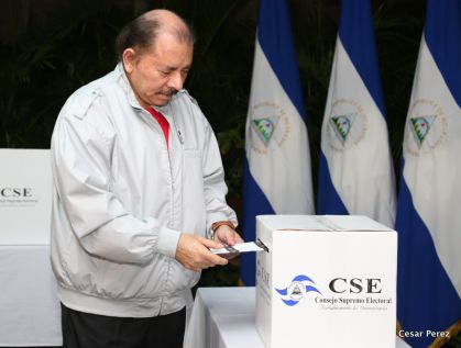 Daniel y Rosario ejercen su derecho al voto