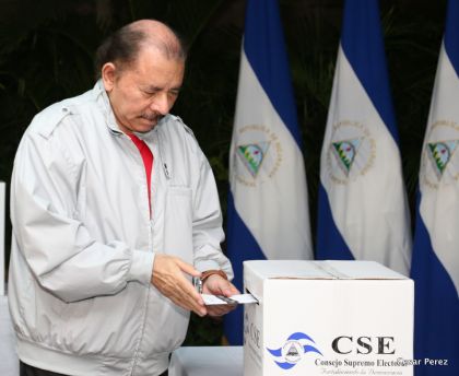 Daniel y Rosario ejercen su derecho al voto