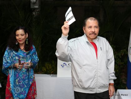 Daniel y Rosario ejercen su derecho al voto