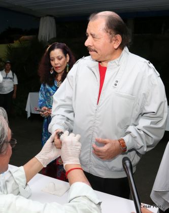 Daniel y Rosario ejercen su derecho al voto