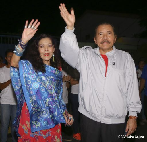 Daniel y Rosario ejercen su derecho al voto