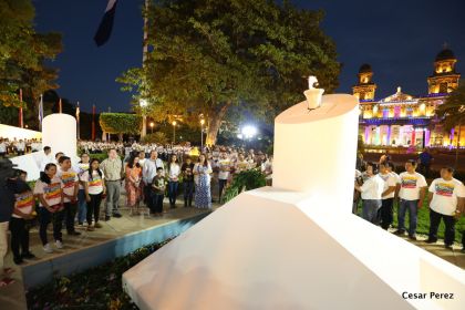Daniel y Rosario conmemoran el 40 Aniversario del Tránsito a la Inmortalidad del Comandante Carlos Fonseca