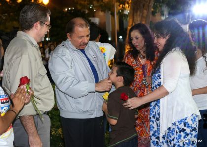 Daniel y Rosario conmemoran el 40 Aniversario del Tránsito a la Inmortalidad del Comandante Carlos Fonseca