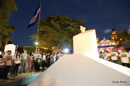 Daniel y Rosario conmemoran el 40 Aniversario del Tránsito a la Inmortalidad del Comandante Carlos Fonseca