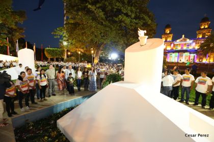 Daniel y Rosario conmemoran el 40 Aniversario del Tránsito a la Inmortalidad del Comandante Carlos Fonseca