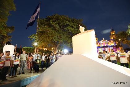 Daniel y Rosario conmemoran el 40 Aniversario del Tránsito a la Inmortalidad del Comandante Carlos Fonseca