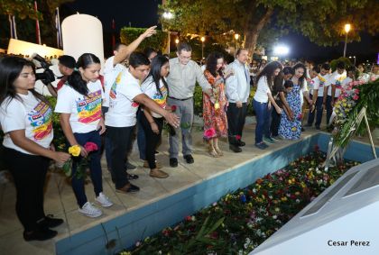 Daniel y Rosario conmemoran el 40 Aniversario del Tránsito a la Inmortalidad del Comandante Carlos Fonseca