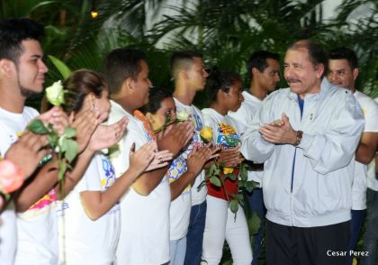 Daniel y Rosario conmemoran el 40 Aniversario del Tránsito a la Inmortalidad del Comandante Carlos Fonseca