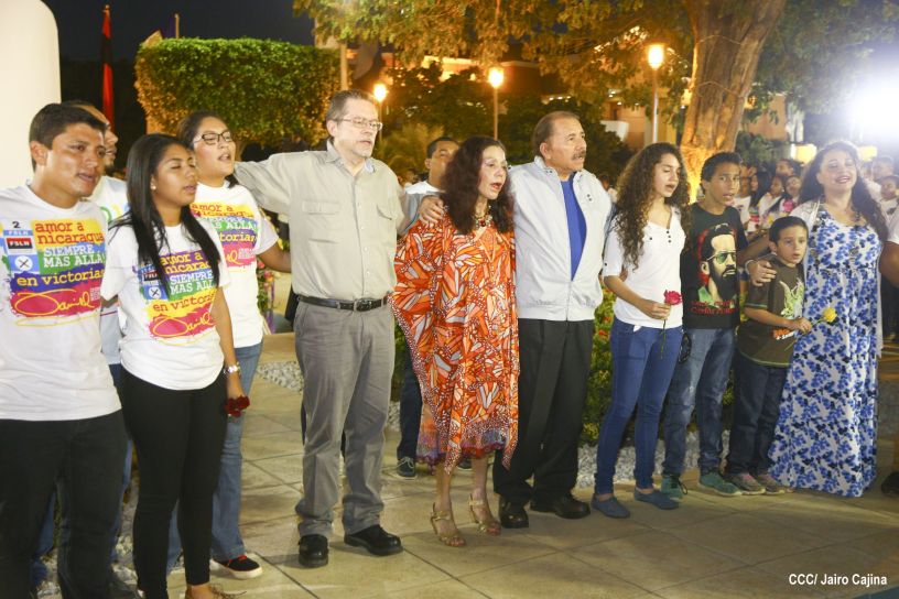 Daniel y Rosario conmemoran el 40 Aniversario del Tránsito a la Inmortalidad del Comandante Carlos Fonseca