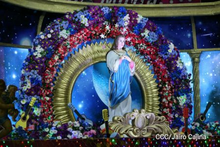 Altares a la Purísima en la Avenida de Bolívar a Chávez