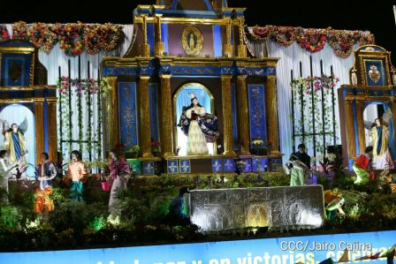 Altares a la Purísima en la Avenida de Bolívar a Chávez