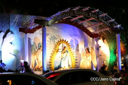 Altares a la Purísima en la Avenida de Bolívar a Chávez