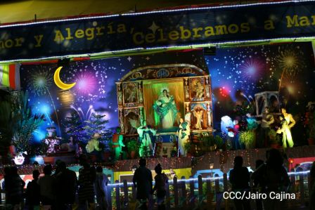 Altares a la Purísima en la Avenida de Bolívar a Chávez