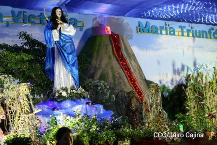 Altares a la Purísima en la Avenida de Bolívar a Chávez