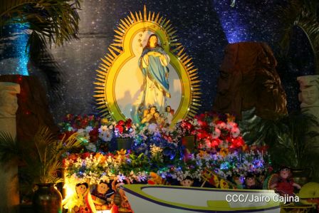 Altares a la Purísima en la Avenida de Bolívar a Chávez